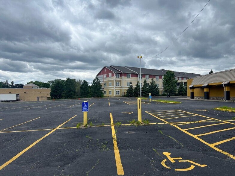 2201-2261 37th Ave NE, Columbia Heights, MN à louer - Photo du bâtiment - Image 3 de 5