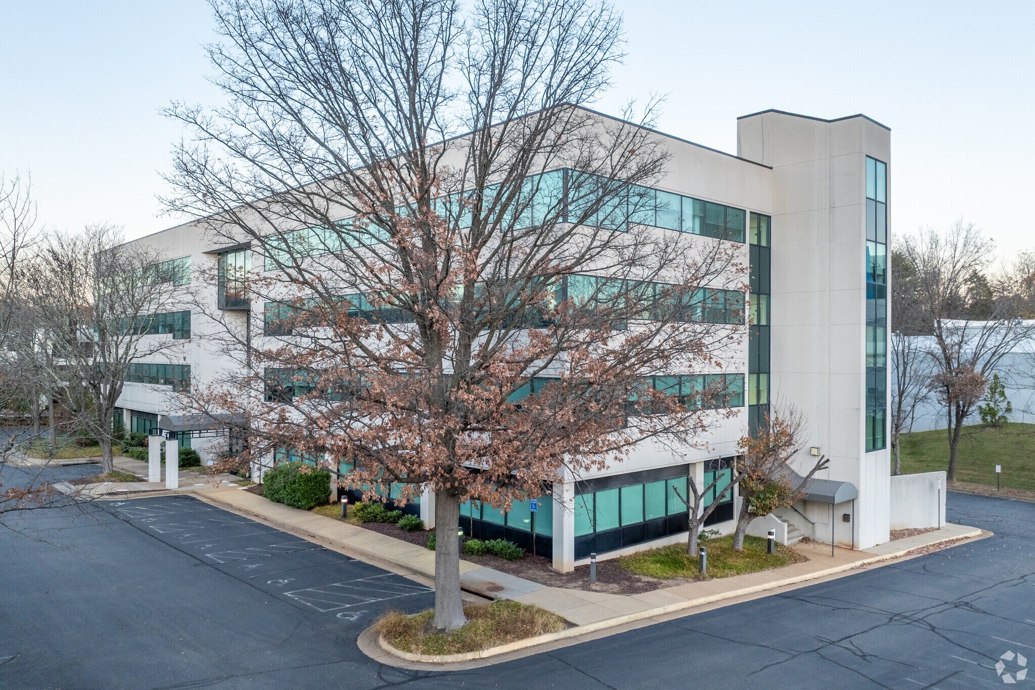 11251 Roger Bacon Dr, Reston, VA à louer Photo principale- Image 1 de 7