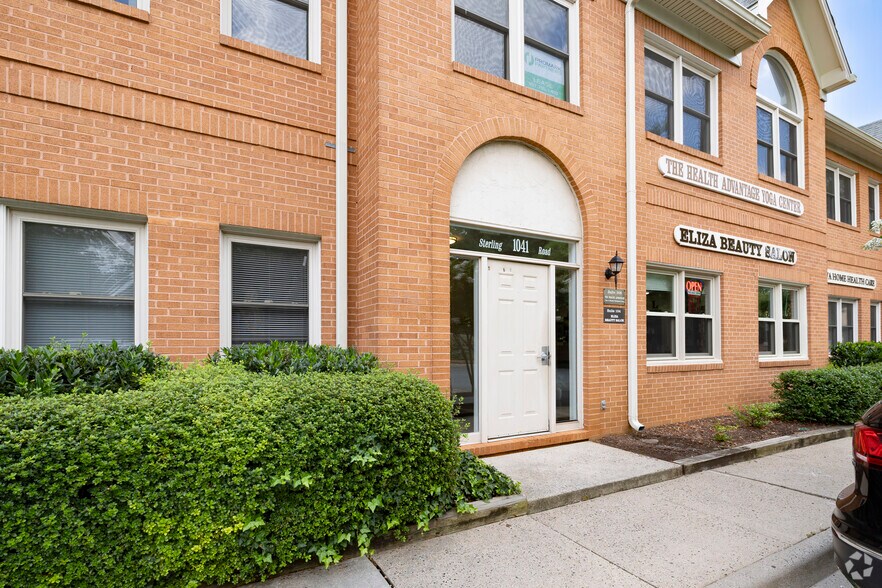 1041 Sterling Rd, Herndon, VA à louer - Photo du bâtiment - Image 3 de 8