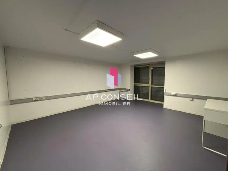 Office in Versailles for lease - Building Photo - Image 2 of 12