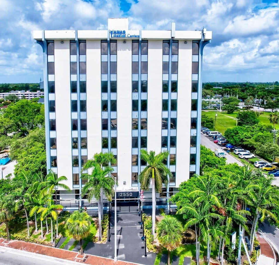 12550 Biscayne Blvd, North Miami, FL à louer Photo du bâtiment- Image 1 de 11