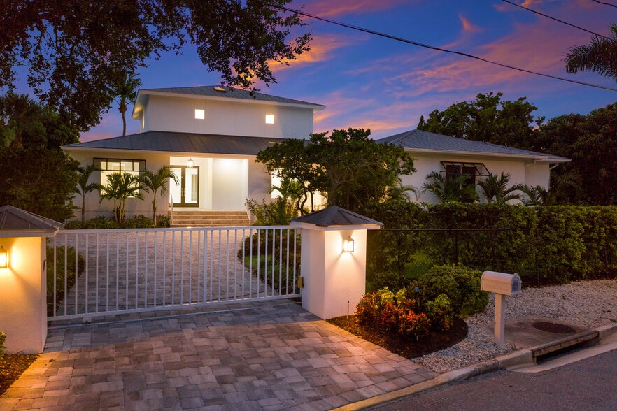 1718 Bay St, Sarasota, FL for sale - Primary Photo - Image 2 of 36