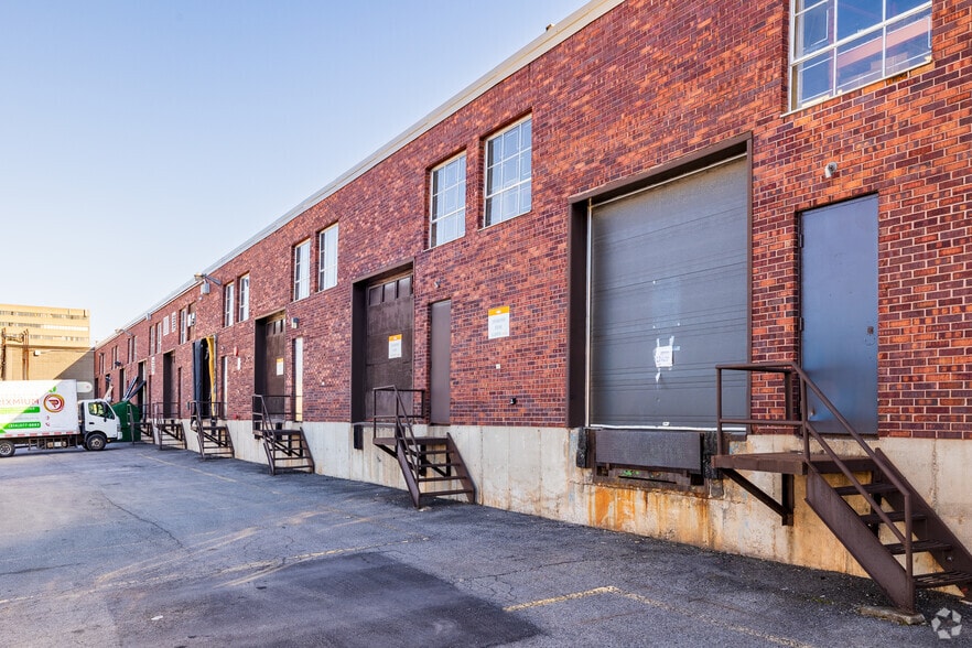 373-451 Lebeau Boul, Saint-Laurent, QC for sale - Building Photo - Image 3 of 4