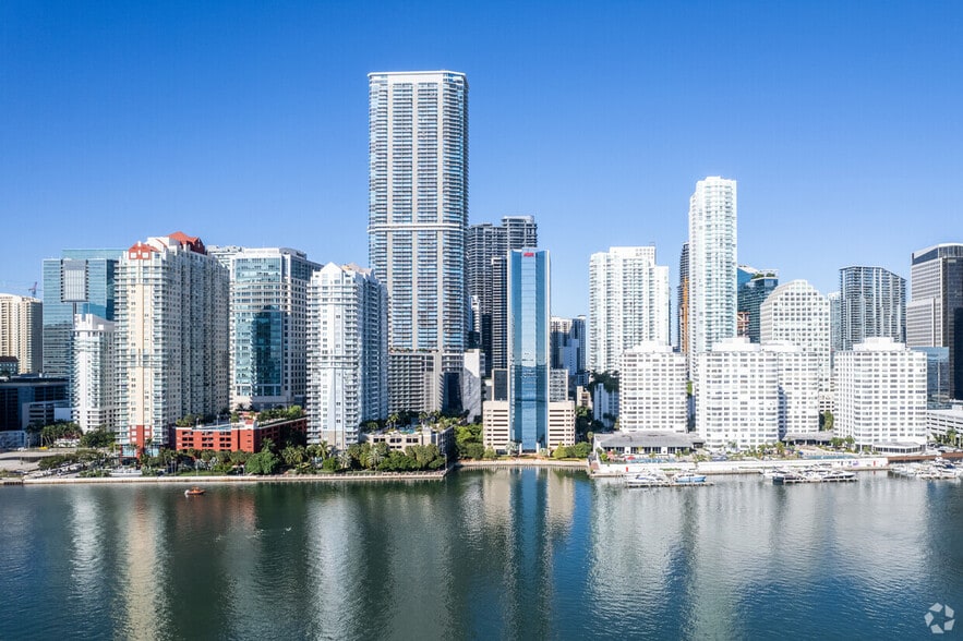 1100 Brickell Bay Dr, Miami, FL à louer - Photo du bâtiment - Image 2 de 15