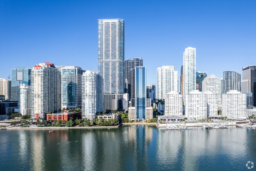 1100 Brickell Bay Dr, Miami, FL à louer - Photo du bâtiment - Image 2 de 15