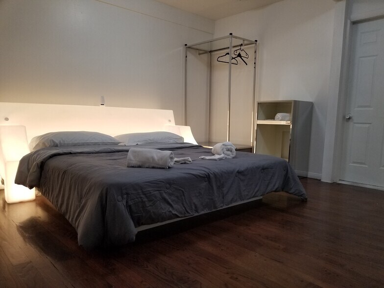 910 E Sahara Ave, Las Vegas, NV à louer - Photo du bâtiment - Image 3 de 32