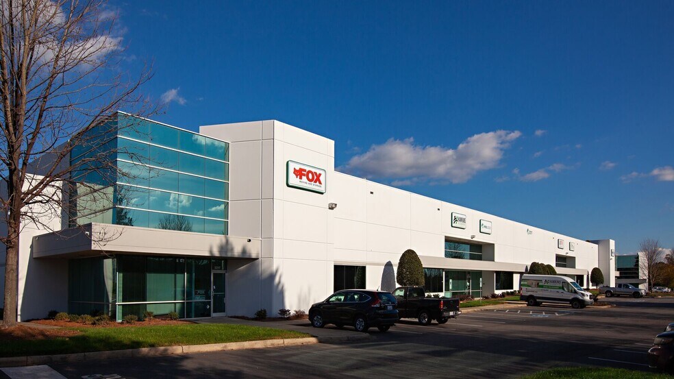 2121 Distribution Center Dr, Charlotte, NC à louer - Photo du bâtiment - Image 3 de 9