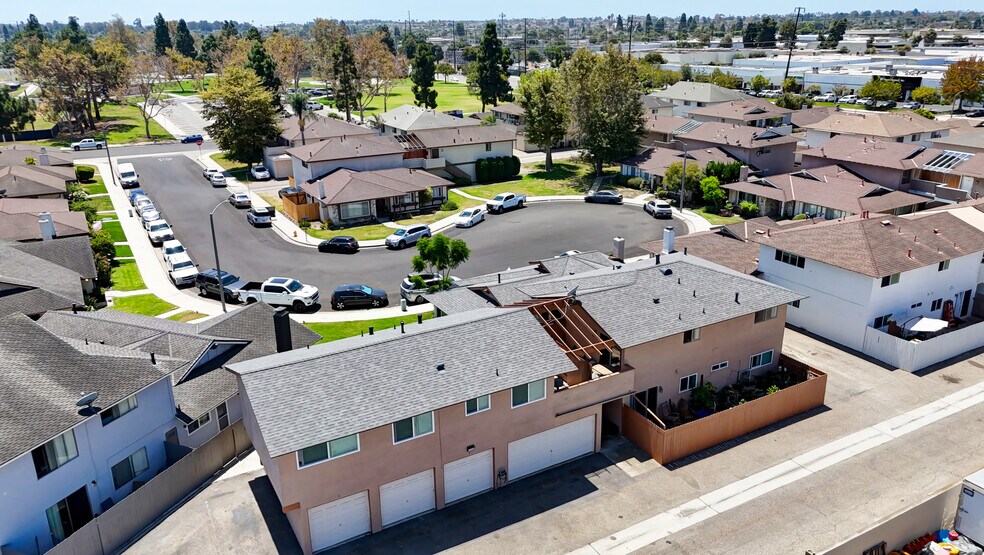 5571 Reno Cir, Huntington Beach, CA à vendre - Photo du bâtiment - Image 3 de 11