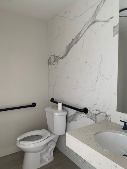 684 SW 7th Ter, Dania Beach, FL for lease - Building Photo - Image 3 of 8