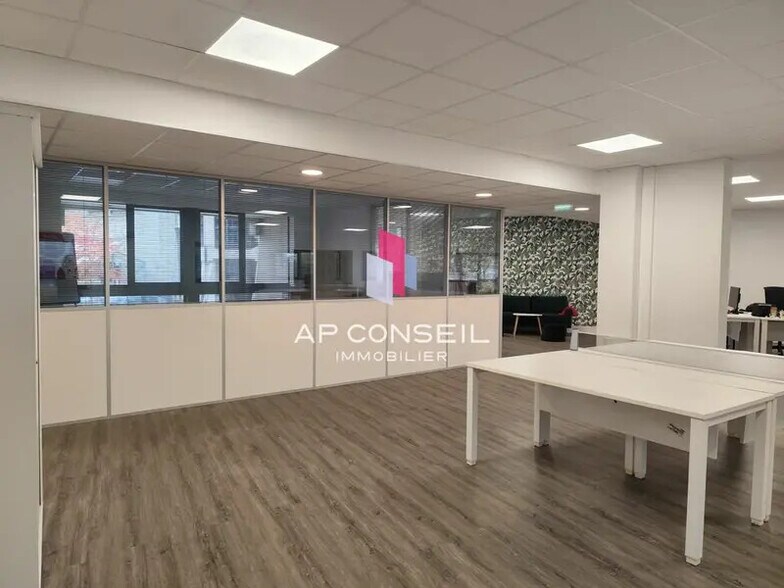 Office in Montigny-le-Bretonneux for lease - Interior Photo - Image 3 of 6