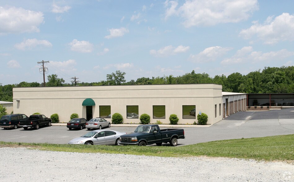 13 Stanley Dr, Thomasville, NC à louer - Photo du bâtiment - Image 3 de 5