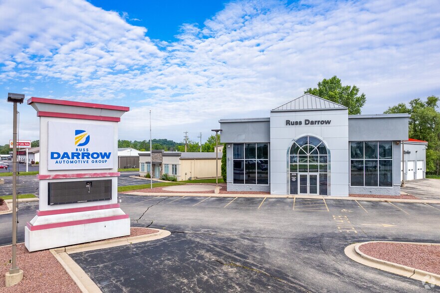 3210 W Washington St, West Bend, WI à vendre - Photo du bâtiment - Image 2 de 26