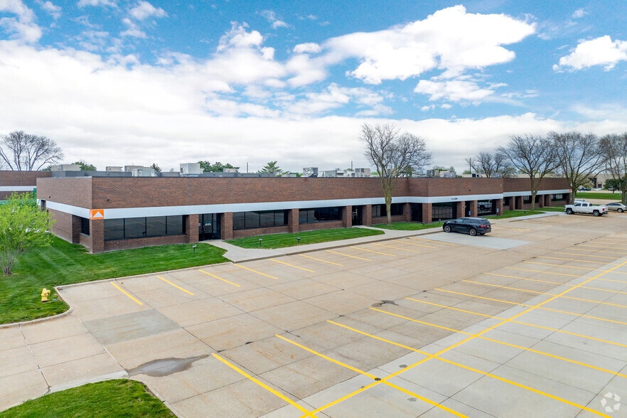 11001-11071 Aurora Ave, Urbandale, IA for lease - Building Photo - Image 3 of 6