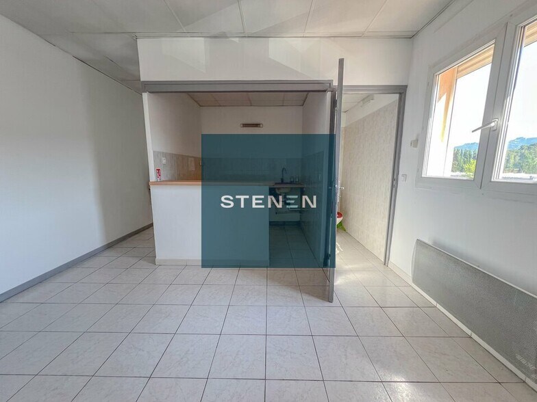 Office in Gardanne for lease - Interior Photo - Image 2 of 5