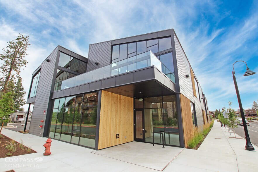 2838 NW Crossing Dr, Bend, OR à louer - Photo du bâtiment - Image 3 de 10