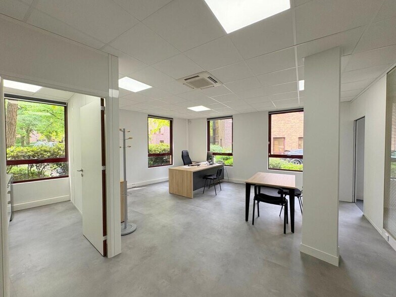 Office in Saint-Germain-en-Laye for lease - Interior Photo - Image 2 of 15
