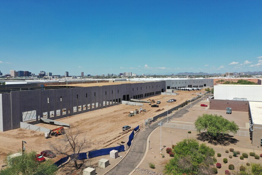 1875 E Sky Harbor Cir N, Phoenix, AZ à louer - Photo de construction - Image 2 de 5