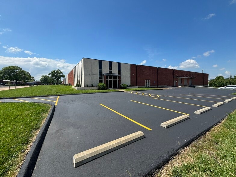 2441-2445 Northline Industrial Blvd, Maryland Heights, MO for sale - Building Photo - Image 2 of 10