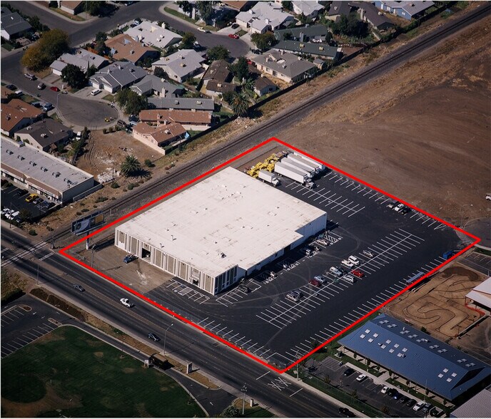 1075 E Bianchi Rd, Stockton, CA à vendre - Photo du bâtiment - Image 2 de 2