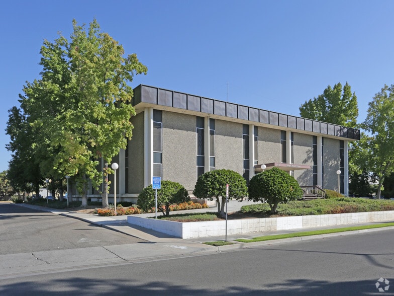 678-680 E Shaw Ave, Fresno, CA for sale - Building Photo - Image 2 of 5