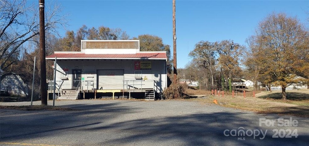 214 E Trade Street, Dallas, North Caroli portfolio of 3 properties for sale on LoopNet.ca - Building Photo - Image 2 of 9