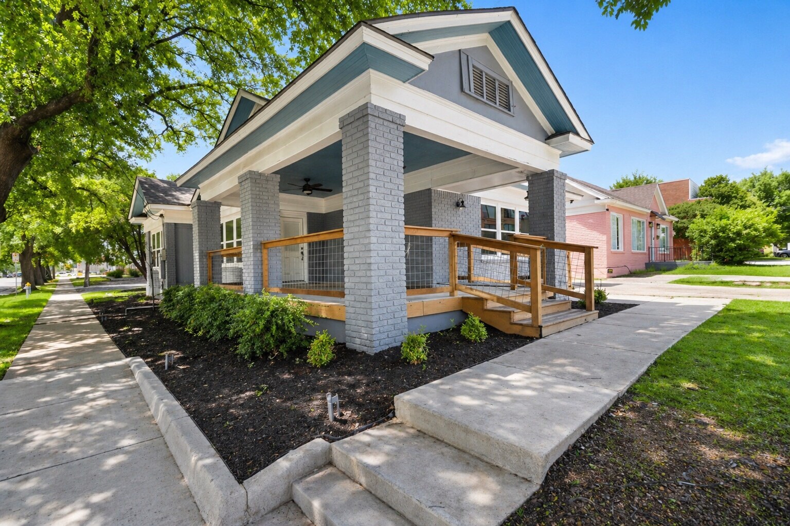 105 S Zang Blvd, Dallas, TX à louer Photo principale- Image 1 de 16