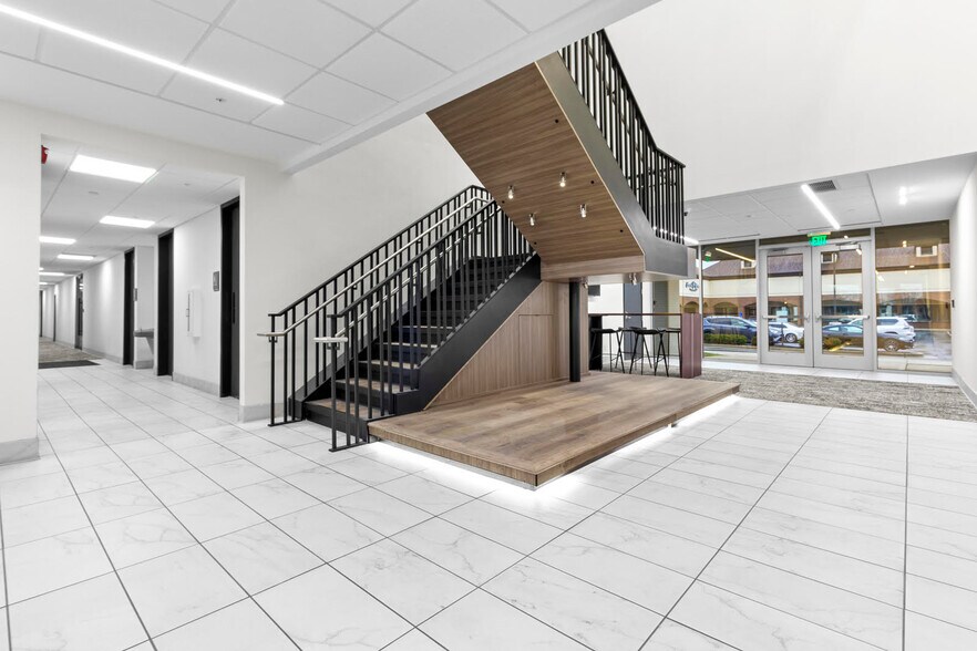 101 E Carmel Dr, Carmel, IN à louer - Photo du bâtiment - Image 3 de 13