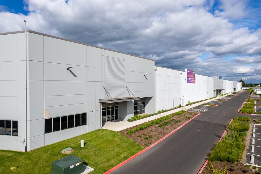 755 NE Columbia Blvd, Portland, OR à louer - Photo du bâtiment - Image 2 de 11