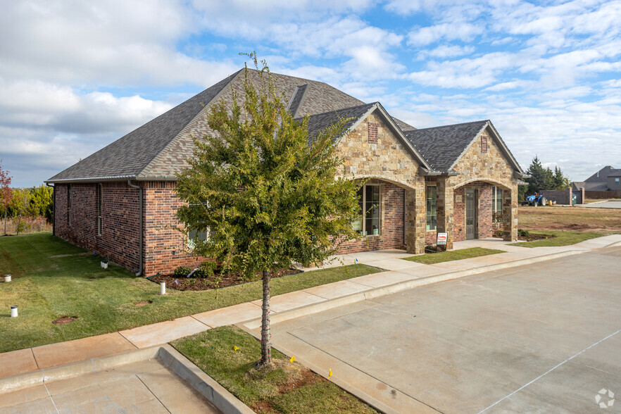 825 Kelly Lakes Pass, Edmond, OK à vendre - Photo du bâtiment - Image 3 de 3