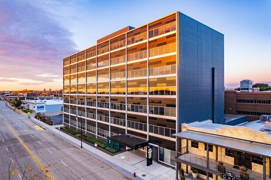 1205 S 70th St, West Allis, WI à louer - Photo du bâtiment - Image 2 de 11