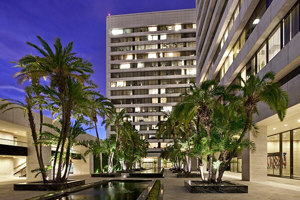 11111 Santa Monica Blvd, Los Angeles, CA à louer - Photo du bâtiment - Image 2 de 13