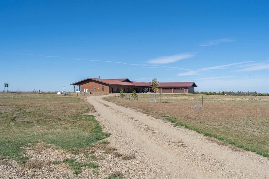 21627 Hardingrove Rd, Milesville, SD à vendre - Photo du bâtiment - Image 2 de 9