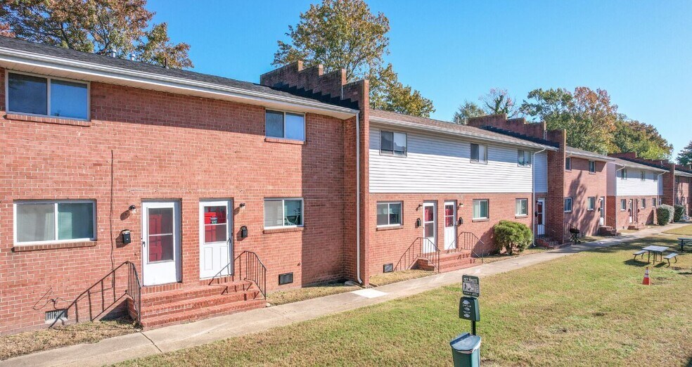 1625 W Pembroke Ave, Hampton, VA à vendre - Photo du bâtiment - Image 3 de 12