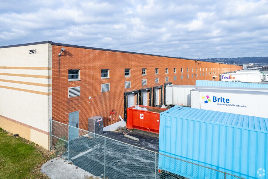 2925 E Market St, York, PA for lease - Primary Photo - Image 1 of 11