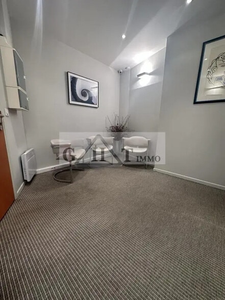 Office in Créteil for lease - Interior Photo - Image 1 of 12