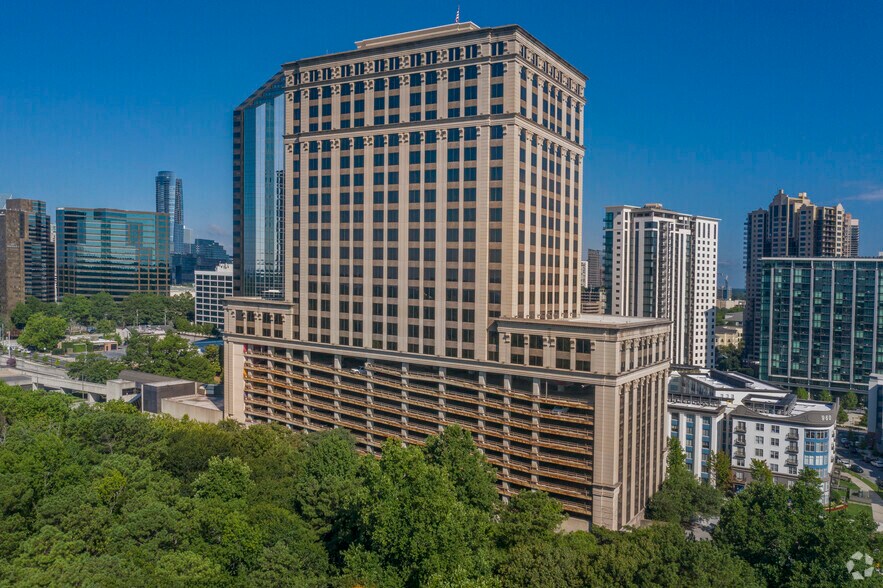 945 E Paces Ferry Rd NE, Atlanta, GA à louer - Photo du bâtiment - Image 2 de 15