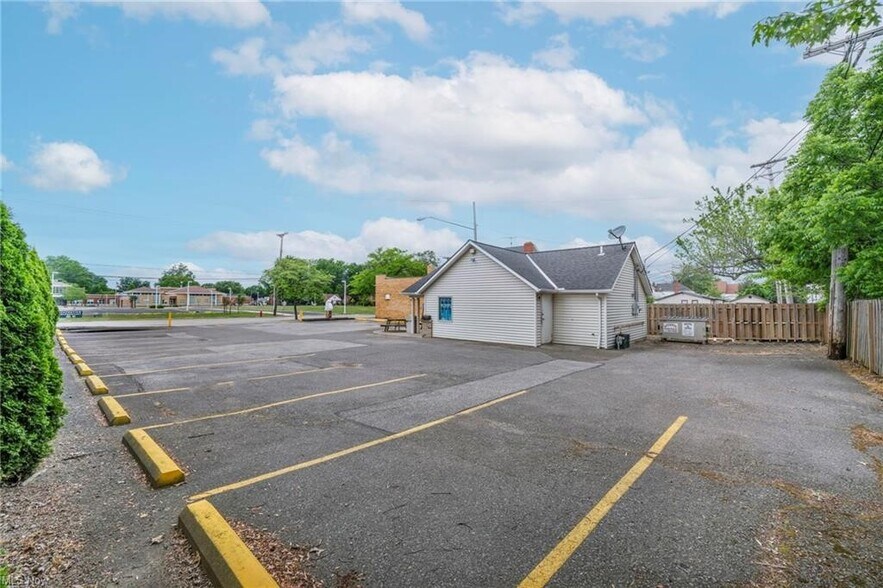 499 E 260th St, Euclid, OH à vendre - Photo du bâtiment - Image 2 de 7