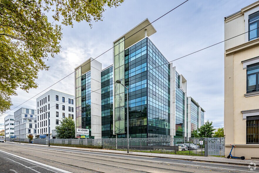 Office in Lyon for lease - Building Photo - Image 2 of 5