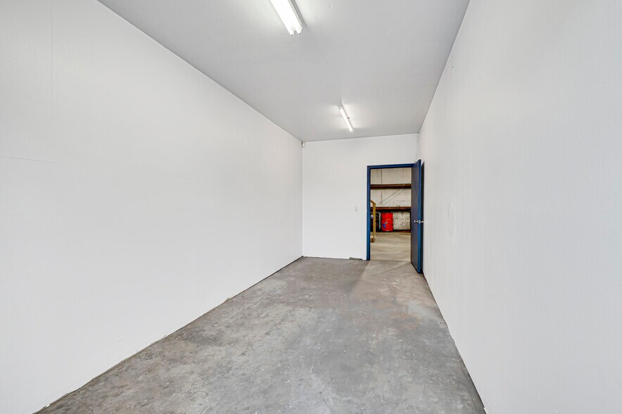 8621 Antelope Dr, Houston, TX à louer - Photo du bâtiment - Image 3 de 24