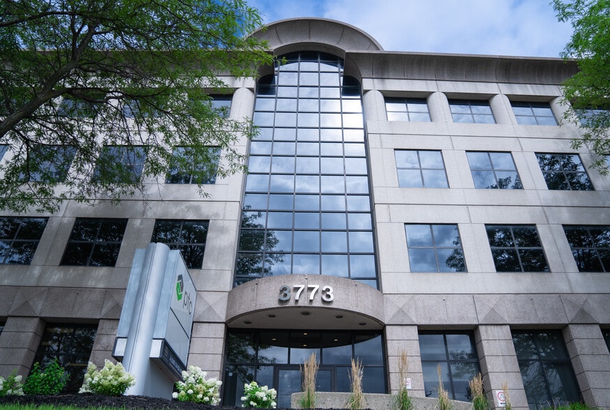 3773-3777 Boul De La Côte-Vertu, Montréal, QC for lease - Building Photo - Image 2 of 8