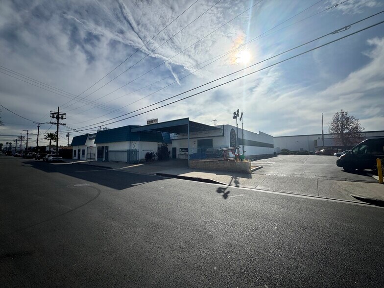 15954-15958 Arminta St, Van Nuys, CA à vendre - Photo du bâtiment - Image 1 de 8
