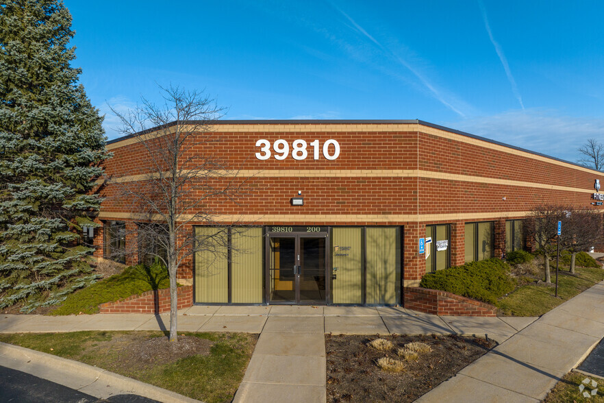 39810 Grand River Ave, Novi, MI for lease - Building Photo - Image 3 of 9