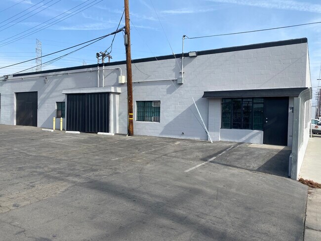 Plus de détails pour 11815-11821 Vose St, North Hollywood, CA - Industriel à louer