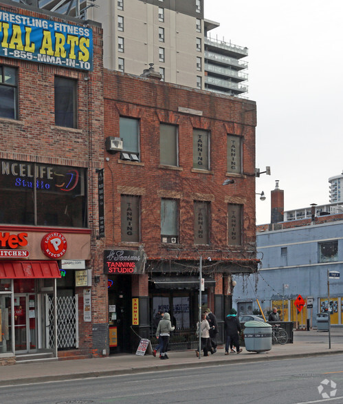 587 Yonge St, Toronto, ON à louer - Photo du bâtiment - Image 2 de 2