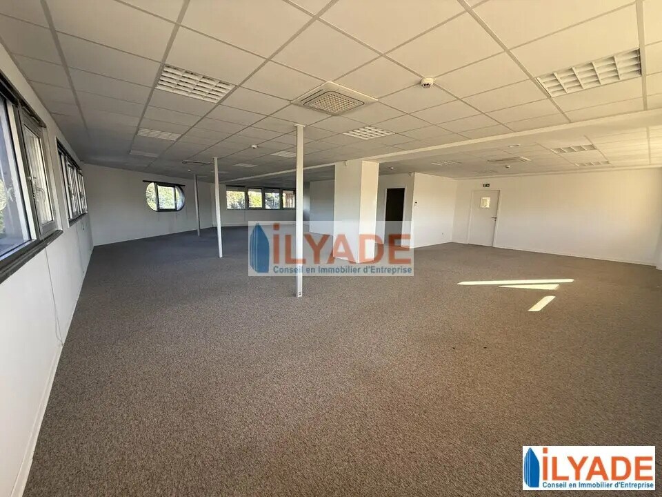 Office in Marseille for lease Interior Photo- Image 1 of 2