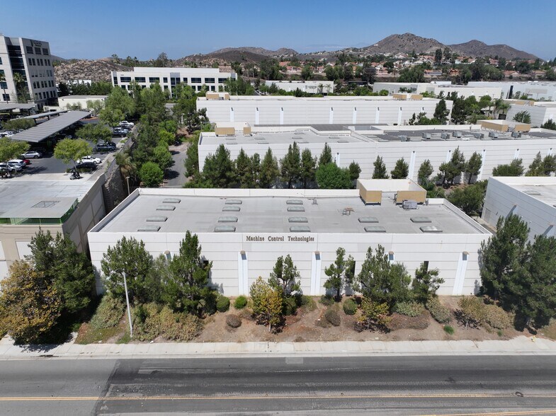 210 Crouse Dr, Corona, CA à vendre - Photo du bâtiment - Image 3 de 7