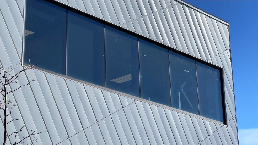 5850 Av Andover, Mt Royal, QC à louer - Vidéo sur l’inscription commerciale - Image 2 de 3