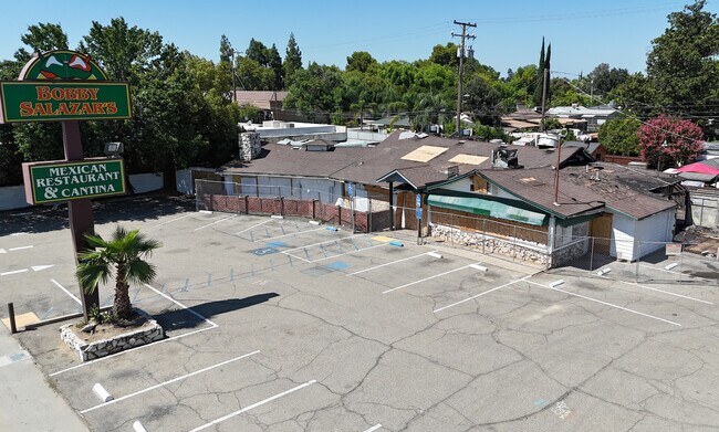 Plus de détails pour 2839 N Blackstone Ave, Fresno, CA - Commerce de détail à vendre