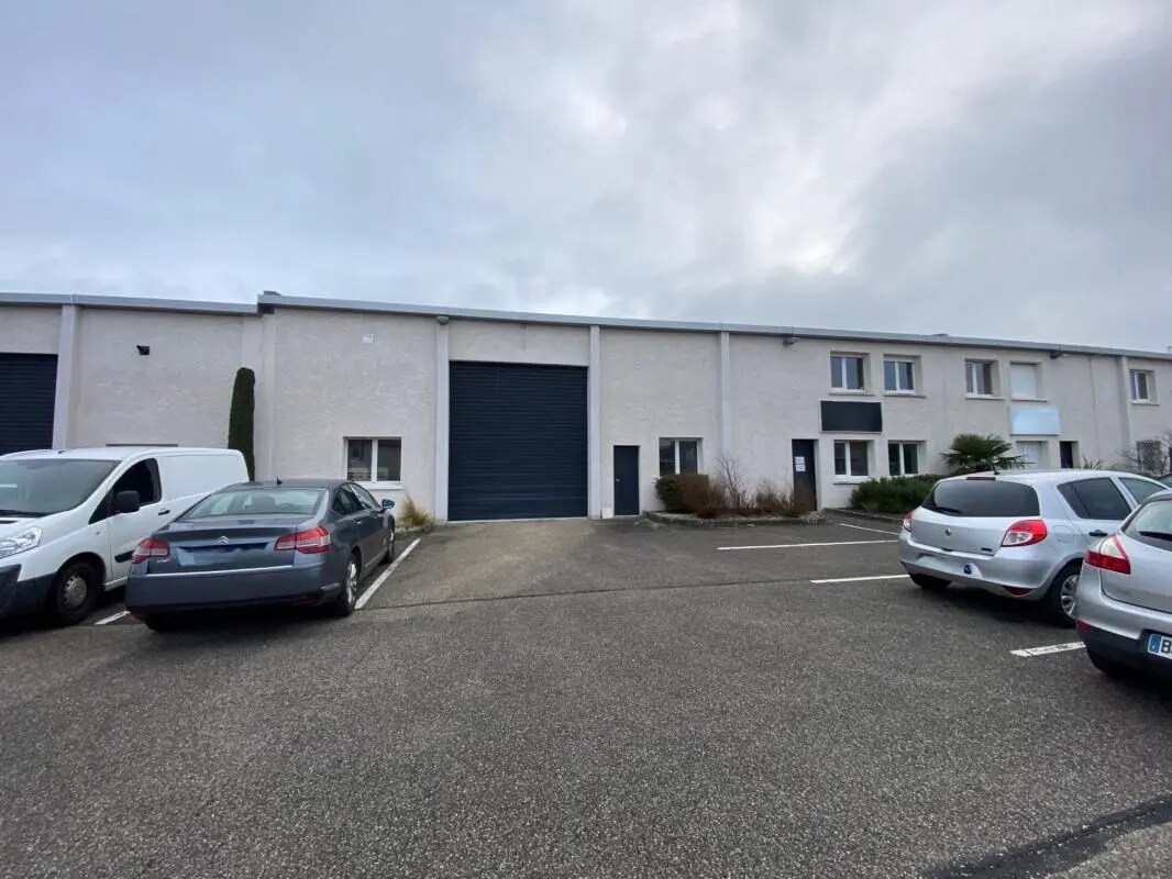 Office in Décines-Charpieu for lease Building Photo- Image 1 of 7
