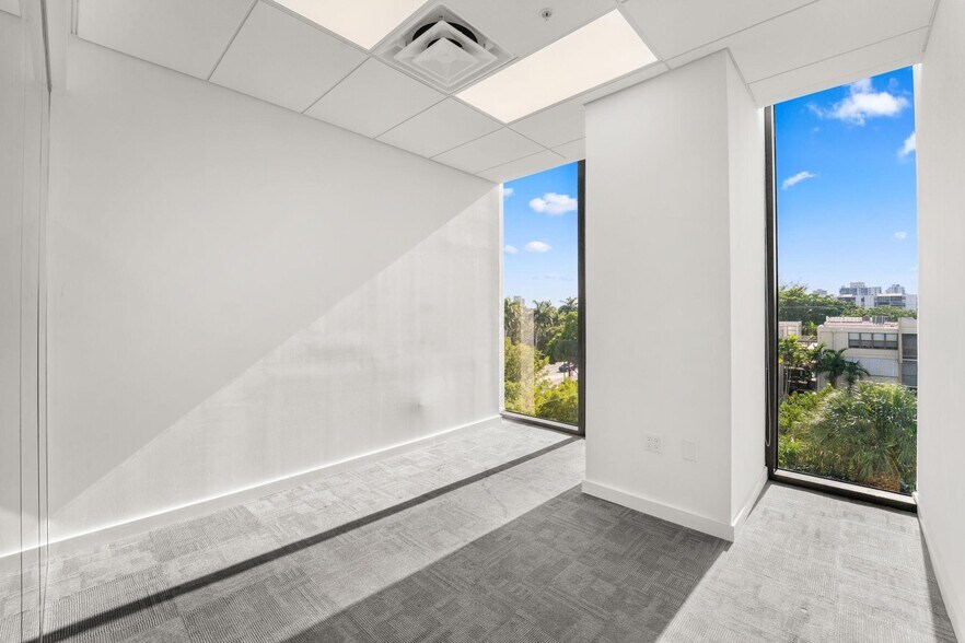 2980 NE 207th St, Aventura, FL à louer - Photo du bâtiment - Image 2 de 12